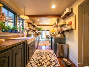 Gourmet Kitchen, Floating shelves