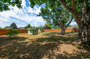 View of yard featuring a shed