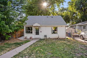 View of front of house featuring a front yard