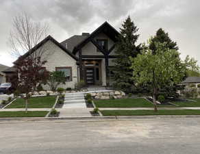 View of front of house featuring a front yard