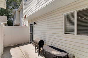 View of patio / terrace with area for grilling