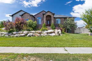 View of front of house featuring a front yard