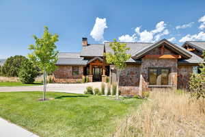 View of front of house featuring a front lawn