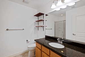 Large Common full bathroom