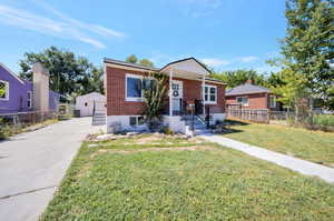 Bungalow featuring a front lawn