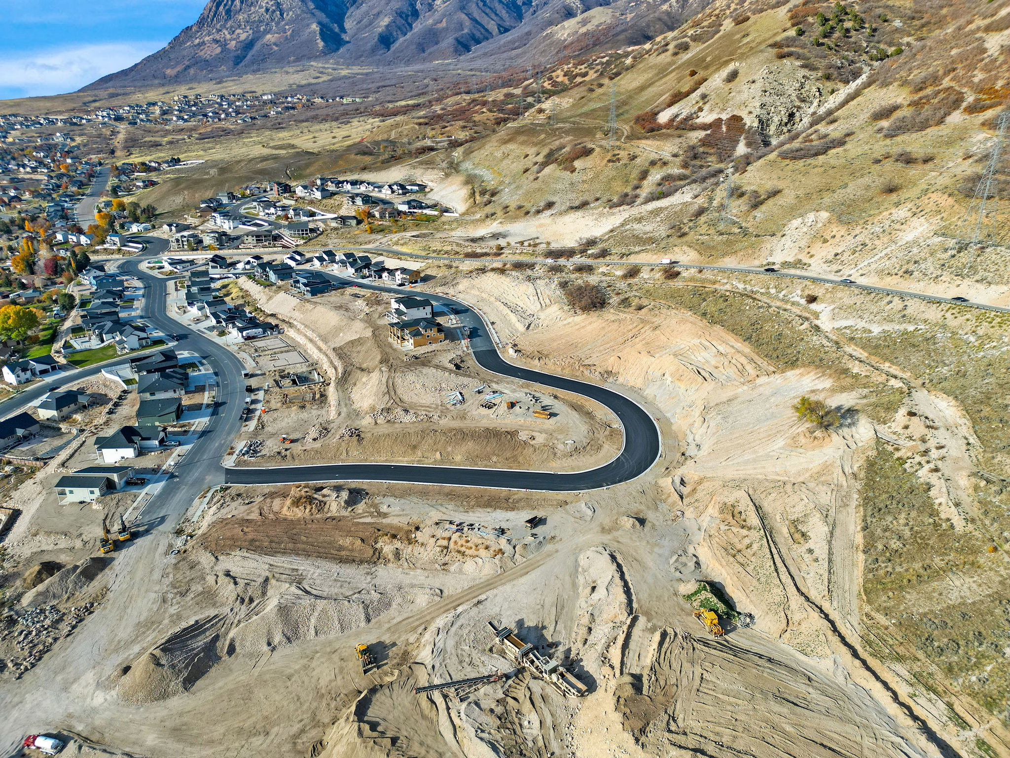 Aerial view of property and surrounding area featuring mountains