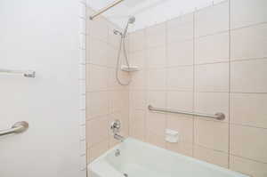 Bathroom with tiled shower / bath