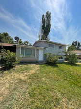 View of front facade with a front yard