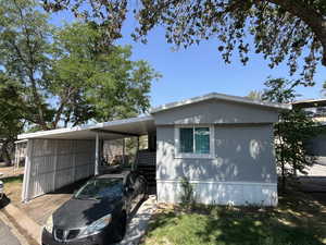 Manufactured / mobile home featuring a carport