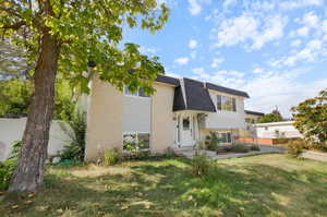 Split foyer home featuring a front yard