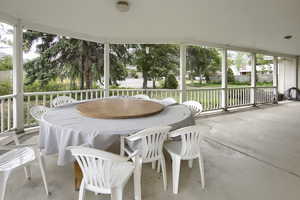 View of sunroom / solarium