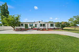 View of front facade featuring a front lawn