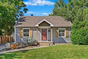 View of front of property featuring a front yard