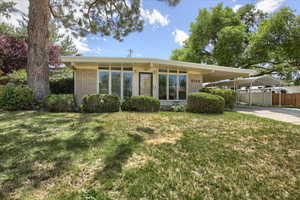 View of front facade featuring a front lawn