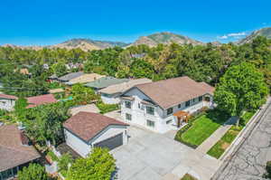 Bird's eye view featuring a mountain view