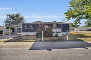 Manufactured / mobile home featuring a carport