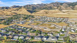 Aerial view with a mountain view