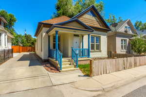 Welcome home to this cute cottage!