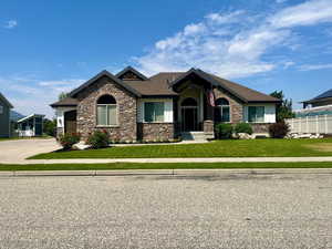 View of front of house featuring a front yard