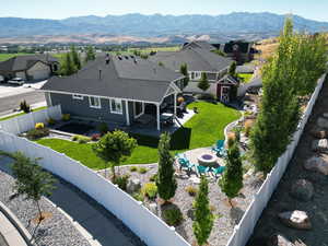 Birds eye view of property featuring a mountain view