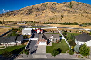 Bird's eye view with a mountain view