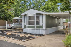 Manufactured / mobile home with a carport