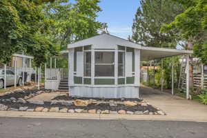 Manufactured / mobile home with a carport