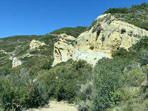 Rock formations on Choke Cherry Road