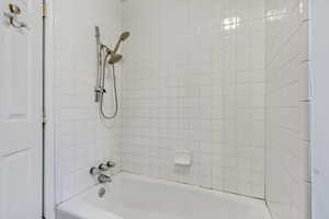 Bathroom with tiled shower / bath