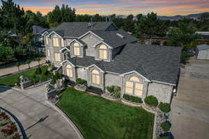 View of front of property featuring a lawn