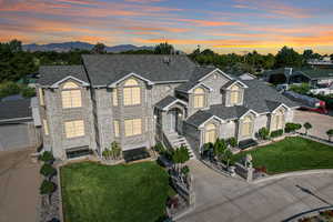 View of front of property featuring a lawn