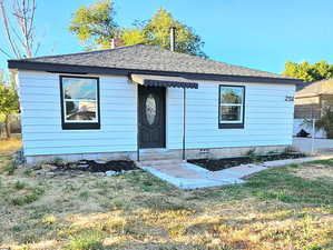 Bungalow featuring a front yard