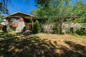 View of front of property featuring a front yard