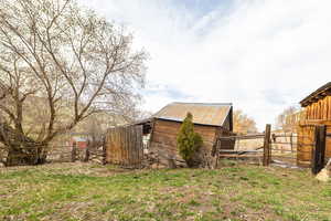 View of yard with fence and an outbuilding