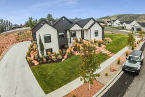 View of front of house featuring a front yard