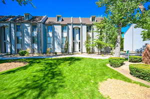 View of front of home featuring a front yard