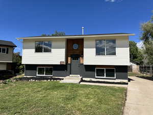 Bi-level home featuring a front yard