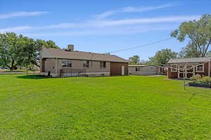 View of yard featuring an outdoor structure