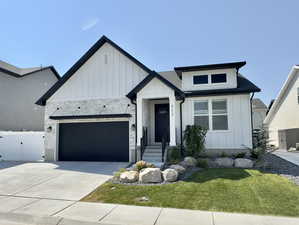 View of front of house featuring a garage