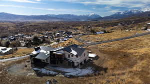 Aerial view with a mountain view