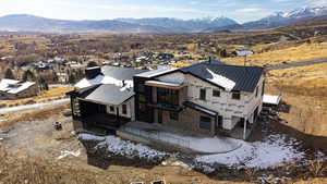 Bird's eye view with a mountain view