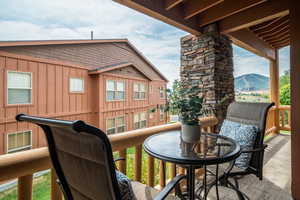 Balcony featuring a mountain view