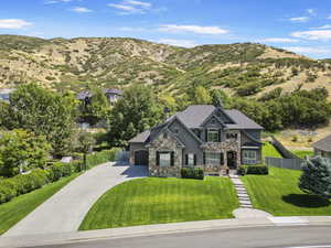 View of front of house featuring a mountain view and a front yard