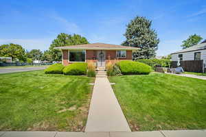 View of front facade featuring a front yard