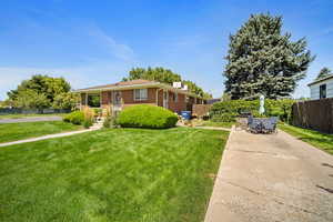 View of front facade featuring a front yard