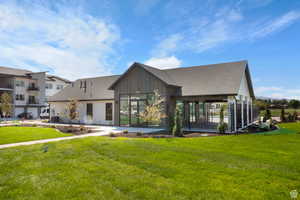 View of front facade featuring a front lawn