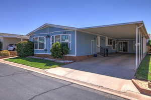 Manufactured / mobile home with a carport