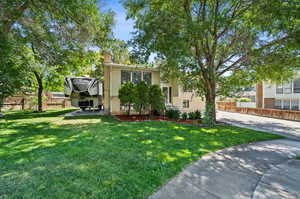 Bi-level home featuring a front yard