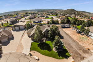 Aerial view with a mountain view