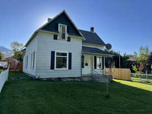 View of front facade featuring a front yard